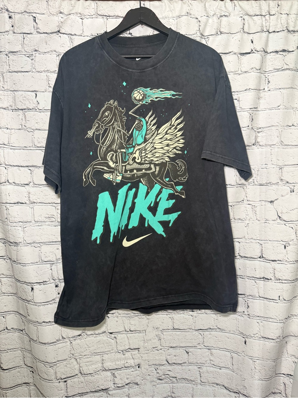 Nike. Graphic Tshirt. Size L